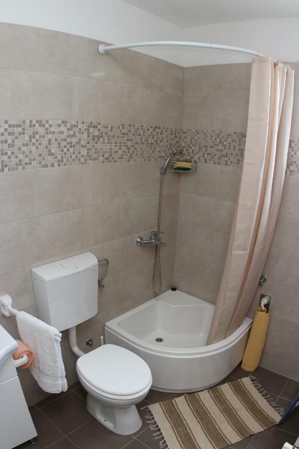 Apartmani Ivankovic Vrisnik Exteriör bild