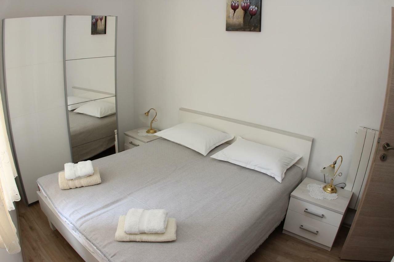 Apartmani Ivankovic Vrisnik Exteriör bild